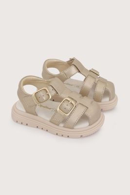 Sandalia dorada de niña