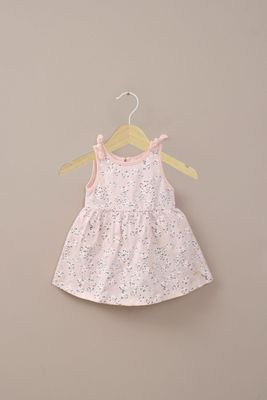 Vestido rosado estampado de niña