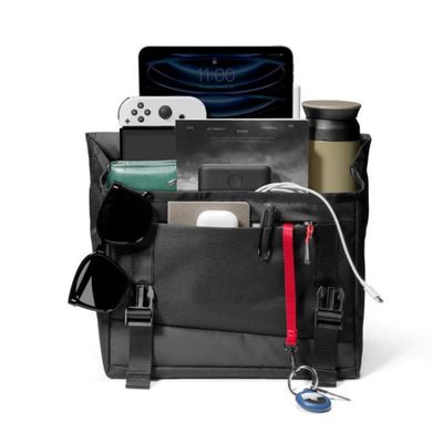 Imagen 2 del producto Tomtoc Bolso Mensajero Slash-T27 Resistente al agua (6.5L) - Negro