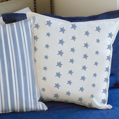 Imagen 2 del producto FUNDA COJÍN ALGODÓN  ESTRELLITAS AZULES 45X45