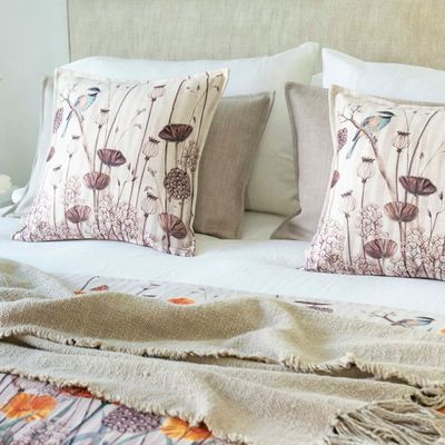 Imagen 2 del producto FUNDA COJÍN MARISA CHIKADEE Y PALITOS DE AMAPOLA 45X45