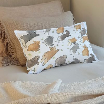 Imagen 2 del producto FUNDA COJÍN ALGODÓN CONEJOS CORRIENDO 50X30