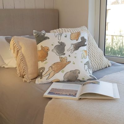 Imagen 2 del producto FUNDA COJÍN ALGODÓN CONEJOS CORRIENDO 45X45