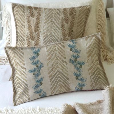 Imagen 2 del producto FUNDA COJÍN MARISA  ESPIGAS Y FLOR AZUL 50X30