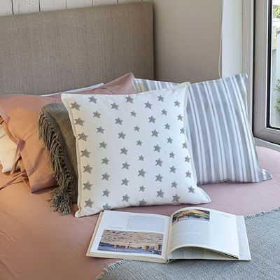 Imagen 2 del producto FUNDA COJÍN ALGODÓN ESTRELLITAS GRIS 45X45