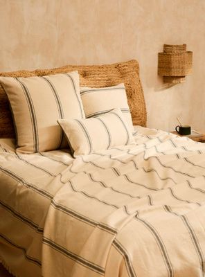 Imagen 2 del producto Colcha Bari Gris Oscuro 240x260 (cama 2 plazas o Queen)