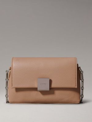 Imagen 1 del producto Bandolera Ck Plaque Café Calvin Klein