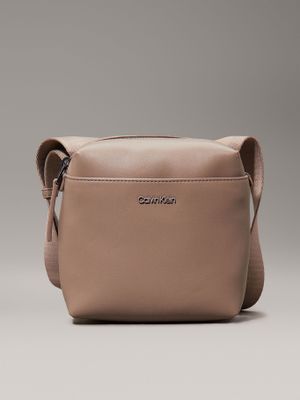 Bolso Reporter Essential Cube Beige Calvin Klein