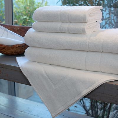 Set 2 toallas mano y 2 toallones de baño + piso de baño 500 gr/m2