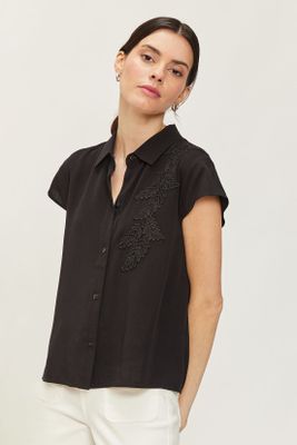 Blusa Camisera Con Bordado Negro Ash 14007224011102