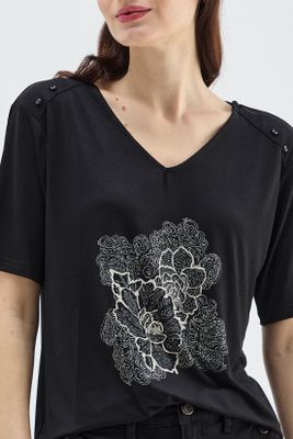 Imagen 2 del producto Polera Estampada Escote En V Negro Ma Griffe 14602224001102