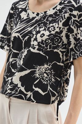 Imagen 2 del producto Blusa Estampada Con Amarras Costado Negro Ma Griffe 14102224069102