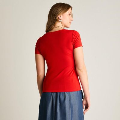 Imagen 2 del producto Polera Roja Escote Cuadrado y Calce Cómodo