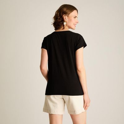 Imagen 2 del producto Polera Negra con Estampado Urbano y Escote en V