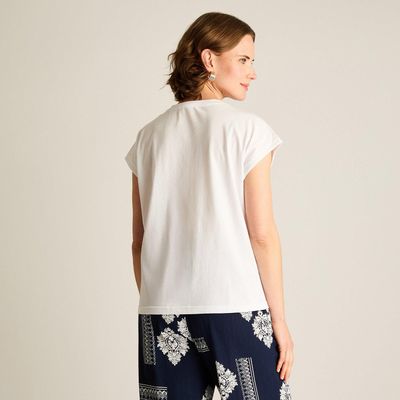 Imagen 2 del producto Polera Blanca con Botones Decorativos en Hombro