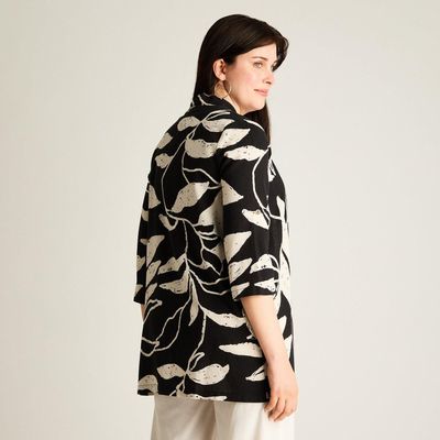 Imagen 2 del producto Tapado Negro Lino Manga 3/4 No Elasticado Calce Holgado