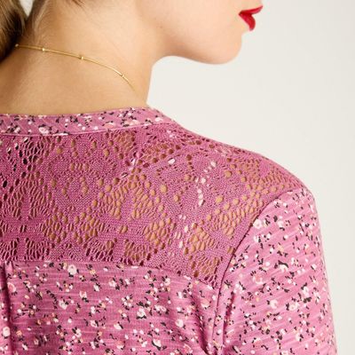 Imagen 2 del producto Polera Morado Estampada con Detalle de Macramé