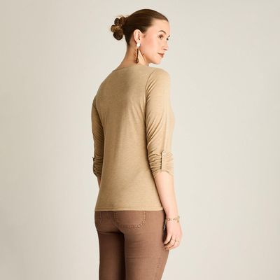 Imagen 2 del producto Polera Camel Manga Larga Roll Up con Cuello V y Aplicaciones