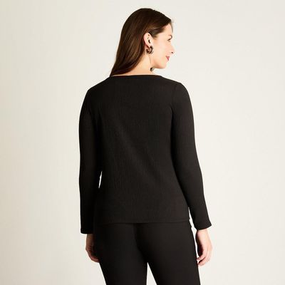 Imagen 2 del producto Polera Negra con Detalle en Escote