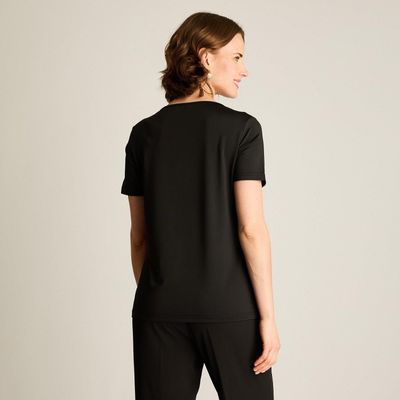 Imagen 2 del producto Polera Negra Cuello Abierto Manga Corta