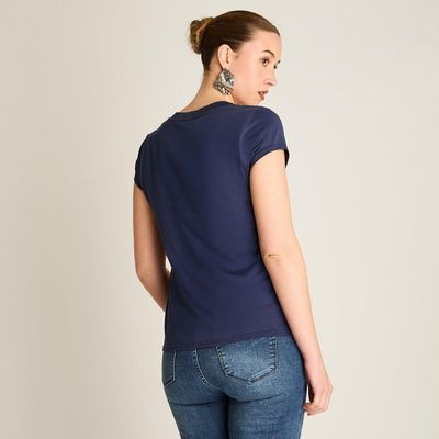 Imagen 2 del producto Polera Indigo Manga Corta Elasticidad Media Sin Forro Calce Normal Tela Punto Y Plano