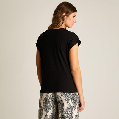 Imagen 2 del producto Polera Negra con Botones Decorativos en Hombro