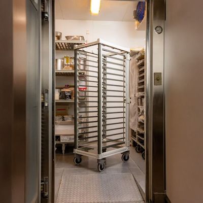 Imagen 2 del producto CARRO BANDEJA 60X40 CM SERIE CAMSHELVING 4 RUEDAS CON FRENO