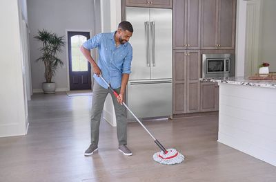 Imagen 2 del producto TRAPERO DE MICROFIBRA COMPLETO TWIST RUBBERMAID