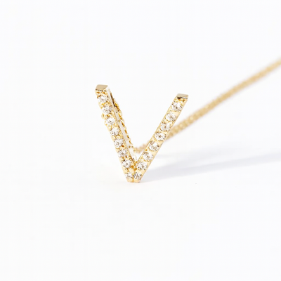 Imagen 2 del producto Collar Oro Amarillo 18kt Diamante Letra V 9Pts | Danielle Costantini