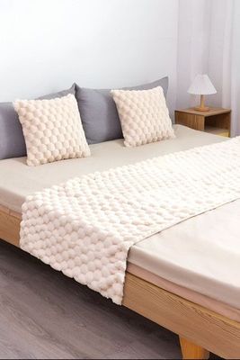 JUEGO DE PIECERA DE CAMA MAS 2 COJIN CON FUNDAS MODELO PERLA BEIGE