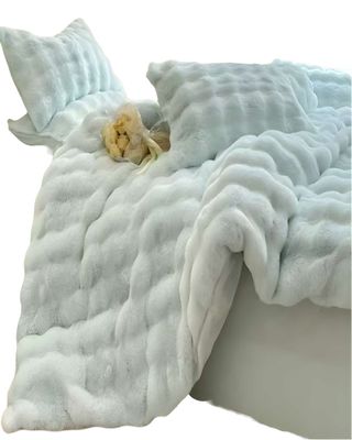 Imagen 2 del producto COBERTOR IMITACION DE PIEL DE CONEJO CON CHIPORRO CELESTE