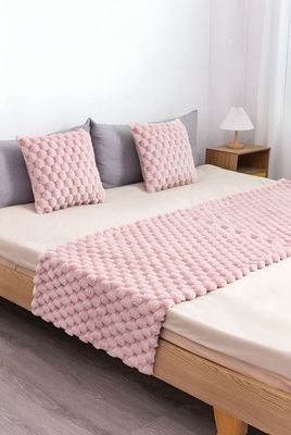 JUEGO DE PIECERA DE CAMA MAS 2 COJIN CON FUNDAS MODELO PERLA ROSADO
