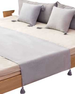 Imagen 2 del producto PIECERA SIN FUNDAS 2 PLAZAS CON POMPONES GRIS