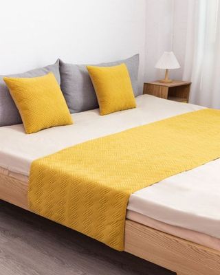 Imagen 1 del producto JUEGO DE PIECERA DE CAMA CON 2 FUNDAS MODELO PLUSH AMARILLO