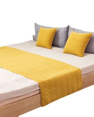 Imagen 2 del producto JUEGO DE PIECERA DE CAMA CON 2 FUNDAS MODELO PLUSH AMARILLO