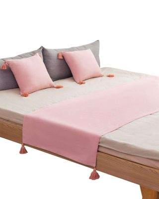 PIECERA CON 2 FUNDAS CON POMPONES ROSA