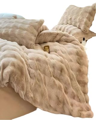 Imagen 1 del producto COBERTOR IMITACION DE PIEL DE CONEJO CON CHIPORRO BEIGE