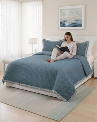 Imagen 1 del producto CUBRECAMAS QUILT BORDADOS 2 PLAZA EXTRA SUAVE AZUL PELTROLEO