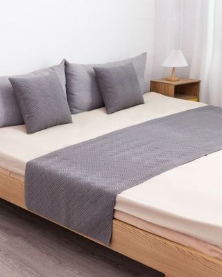 JUEGO DE PIECERA DE CAMA CON 2 FUNDAS MODELO PLUSH GRIS
