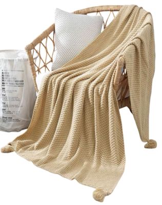 Imagen 2 del producto Manta Suave con Pompones, Estilo y Comodidad D5