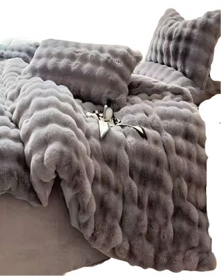 Imagen 1 del producto COBERTOR IMITACION DE PIEL DE CONEJO CON CHIPORRO GRIS