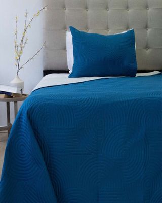 Quilt Bicolor MAS 1 ALMOHADA DE REGALO plaza y media Doral D01