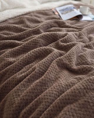 Imagen 2 del producto FRAZADA CON CHIPORRO ELEGANTE  KING 230X250cm Café