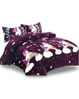 Imagen 1 del producto COBERTOR DE INVIERNO DISEÑO UNICORNIO CON ARCOIRIS PLUSH CON CHIPORRO PLAZA Y MEDIA S41