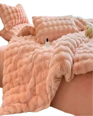 Imagen 2 del producto COBERTOR IMITACION DE PIEL DE CONEJO CON CHIPORRO SALMON