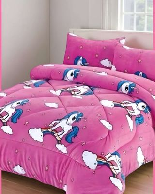 Imagen 2 del producto COBERTOR DE INVIERNO DISEÑO UNICORNIO CON ARCOIRIS PLUSH CON CHIPORRO PLAZA Y MEDIA S42