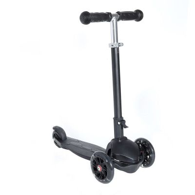 Imagen 1 del producto SCOOTER 3 RUEDAS CON LUCES COLOR NEGRO ARTHOME