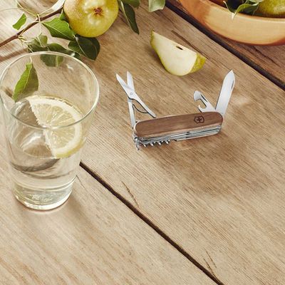 Imagen 2 del producto Navaja Huntsman de madera color Nuez Victorinox