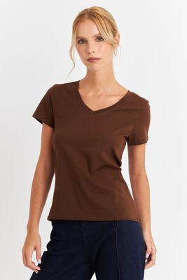 Imagen 1 del producto Polera Escote en V Básica Café Nicopoly