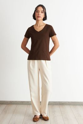 Imagen 2 del producto Polera Escote en V Básica Café Nicopoly